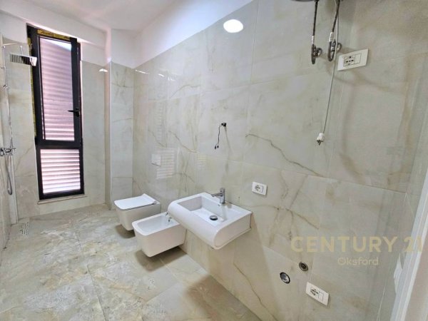 Tirane, jepet me qera ambjent biznesi Kati 2, 100 m² 700 € (Rr. Barrikadave)