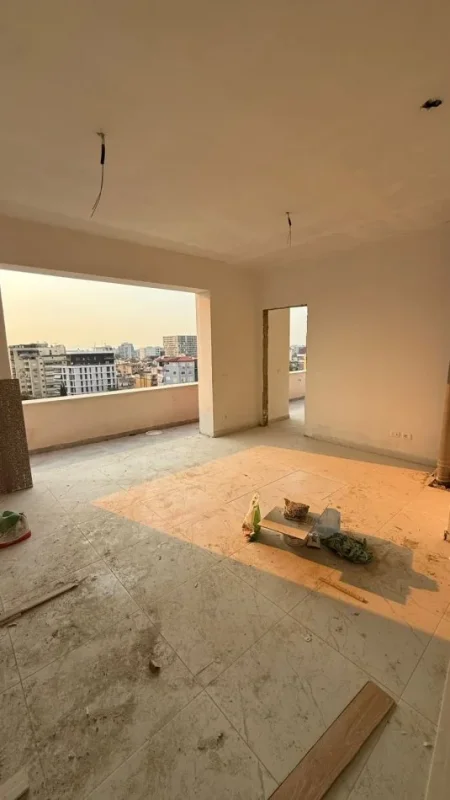 Tirane, shitet apartament 1+1+Ballkon Kati 9, 70 m² 190.000 € (Në zemër të Tiranës, Rruga e Kavajës, pas Xhamisë Dine Hoxha – një nga zonat më të kërkuara dhe me akses të menjëhershëm në të gjitha facilitetet e qytetit.)