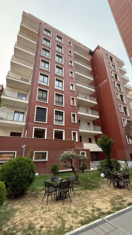 Tirane, shitet apartament 1+1+Ballkon Kati 9, 70 m² 190.000 € (Në zemër të Tiranës, Rruga e Kavajës, pas Xhamisë Dine Hoxha – një nga zonat më të kërkuara dhe me akses të menjëhershëm në të gjitha facilitetet e qytetit.)