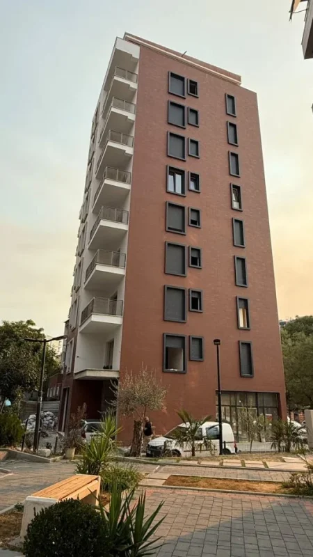 Tirane, shitet apartament 1+1+Ballkon Kati 9, 70 m² 190.000 € (Në zemër të Tiranës, Rruga e Kavajës, pas Xhamisë Dine Hoxha – një nga zonat më të kërkuara dhe me akses të menjëhershëm në të gjitha facilitetet e qytetit.)