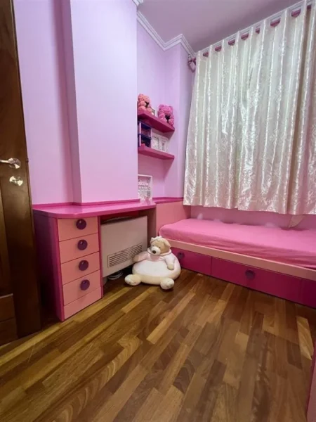 Tirane, jepet me qera apartament 3+1 Kati 1, 150 m² 1.100 € (rruga abraham linkoln)