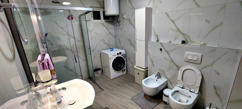 Tirane, jepet me qera apartament+verande | Penthouse 2+1+Ballkon Kati 8, 90 m² 800 € (Rruga Isuf Elezi)