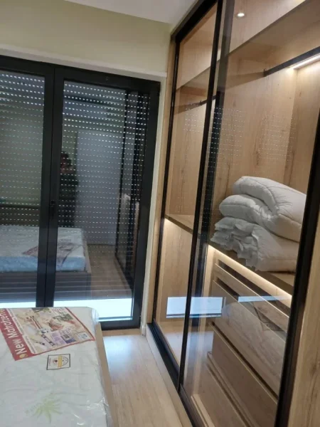 Tirane, jepet me qera apartament 1+1+Ballkon Kati 6,me ashensor 💶65.000 Leke/muaj, (Stacioni i Trenit, Rruga Karl Gega)