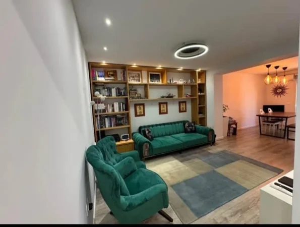 Tirane, jepet me qera apartament 2+1 Kati 3, 100 m² 1.100 € (BLLOKU)