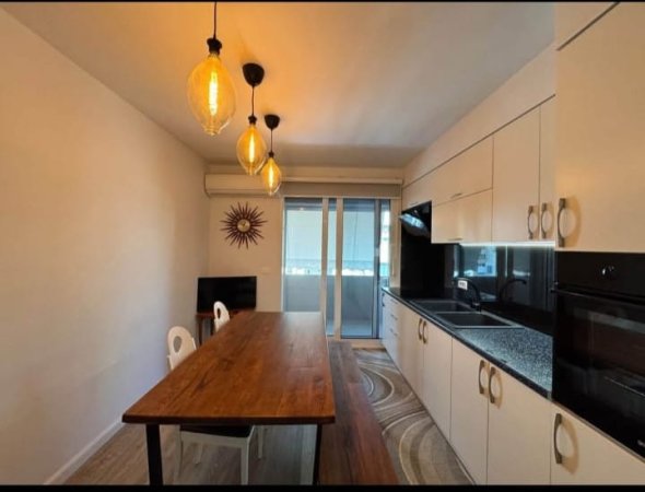 Tirane, jepet me qera apartament 2+1 Kati 3, 100 m² 1.100 € (BLLOKU)