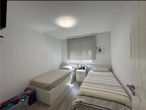 Tirane, jepet me qera apartament 2+1 Kati 3, 100 m² 1.100 € (BLLOKU)