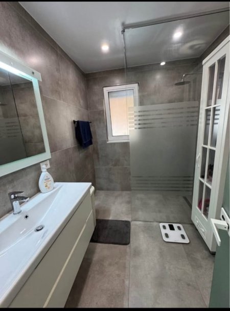 Tirane, jepet me qera apartament 2+1 Kati 3, 100 m² 1.100 € (BLLOKU)