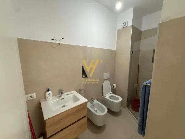 Tirane, jepet me qera apartament 2+1+Ballkon Kati 5, 97 m² 650 € (BULEVARDI I RI)