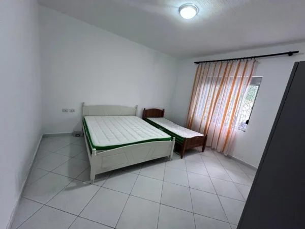 Tirane, jepet me qera apartament 1+1 Kati 1, 300 € 