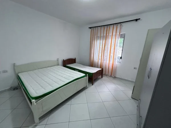 Tirane, jepet me qera apartament 1+1 Kati 1, 300 € 