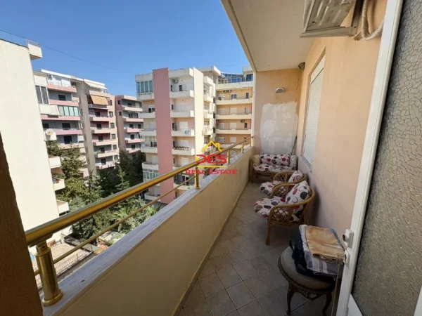 Vlore, jepet me qera apartament 2+1+Ballkon Kati 6, 100 m² 550 € (Rruga Murat Tërbaçi)