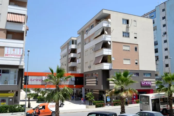 Tirane, shes cmim kleringu  apartament 1+1+Ballkon Kati 2, 61 m² komunae parsit