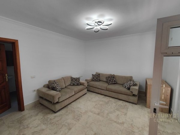 Tirane, jepet me qera Vile 5+1+Aneks+Ballkon Kati 3, 560 m² 3.000 € (Rr. Dibraneve)