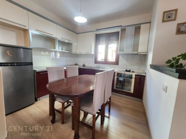 Tirane, jepet me qera apartament duplex Dublex Kati 2, 353 m² 1.100 € (Prane Kompleksit Kontakt)