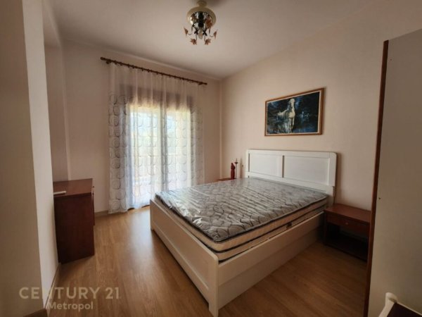 Tirane, jepet me qera apartament duplex Dublex Kati 2, 353 m² 1.100 € (Prane Kompleksit Kontakt)