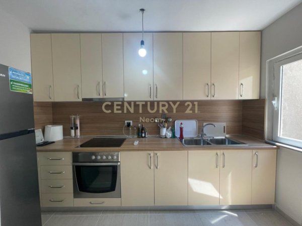 Tirane, jepet me qera apartament 3+1 Kati 5, 79 m² 750 € (Rr. Fortuzi)