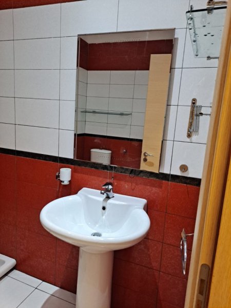 Tirane, jepet me qera apartament 2+1 Kati 4, 110 m² 1.000 € 