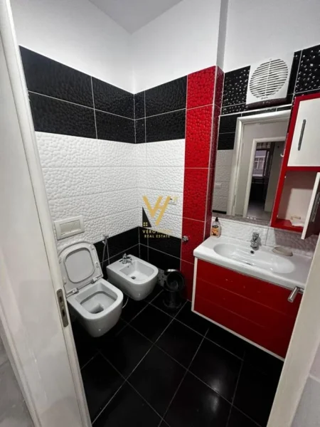 Tirane, jepet me qera apartament 3+1+Ballkon Kati 5, 147 m² 1.000 € (BLLOKU I VILAVE SELITE)