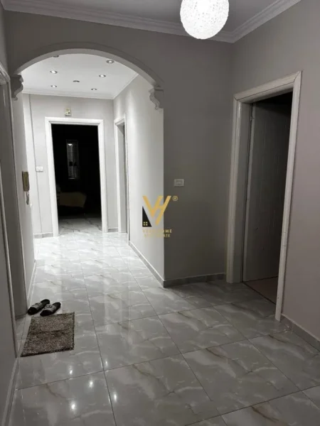 Tirane, jepet me qera apartament 3+1+Ballkon Kati 5, 147 m² 1.000 € (BLLOKU I VILAVE SELITE)