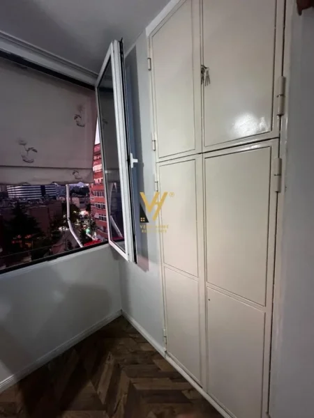 Tirane, jepet me qera apartament 3+1+Ballkon Kati 5, 147 m² 1.000 € (BLLOKU I VILAVE SELITE)