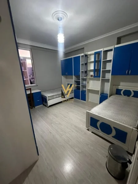 Tirane, jepet me qera apartament 3+1+Ballkon Kati 5, 147 m² 1.000 € (BLLOKU I VILAVE SELITE)