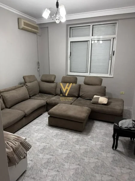 Tirane, jepet me qera apartament 3+1+Ballkon Kati 5, 147 m² 1.000 € (BLLOKU I VILAVE SELITE)