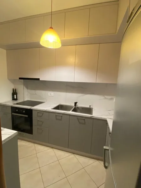 Tirane, jepet me qera apartament 2+1+Ballkon Kati 6, 100 m² 700 € (Pallati me Shigjeta, prane Karburant Kastrati)