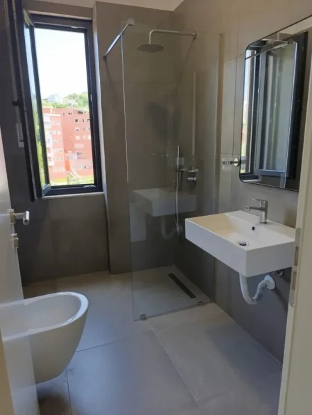 Tirane, shitet 2+1 , 100 m² (KOPSHTI BOTANIK)