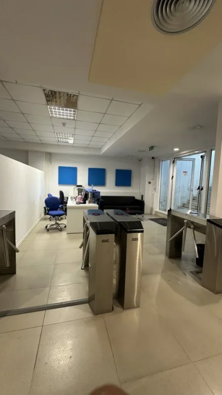 Tirane, jepet me qera ambjent biznesi Kati -1, 1.400 m² 14.000 € (BULEVARDIO GJERGJ FISHTA)