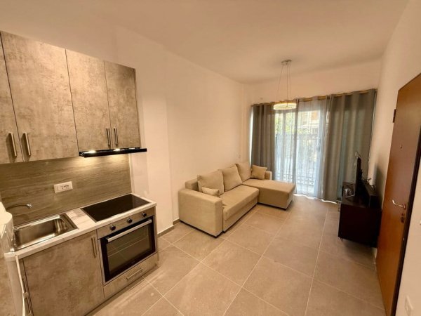 Tirane, jepet me qera apartament 1+1+Ballkon Kati 1, 55 m² 450 € (selite)