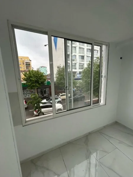 Tirane, jepet me qera zyre Kati 1, 55 m² 700 € (FARMACIA 10)