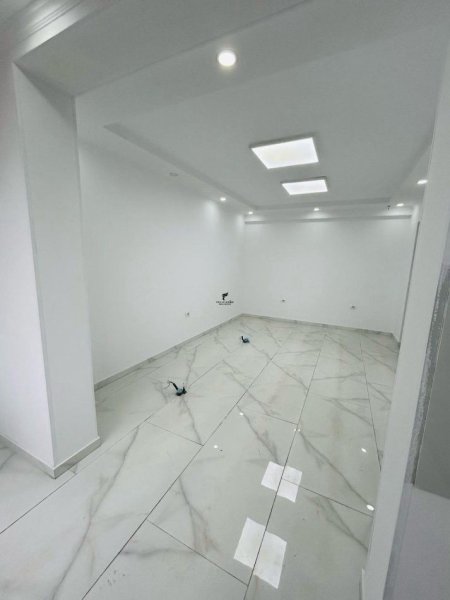 Tirane, jepet me qera zyre Kati 1, 55 m² 700 € (FARMACIA 10)