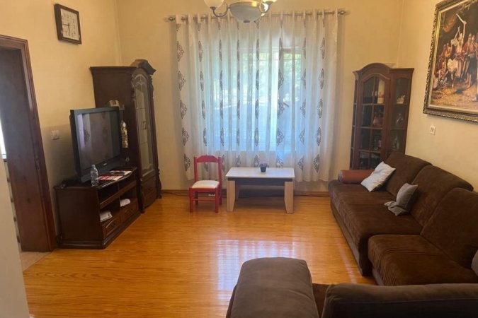 Tirane, jepet me qera apartament 2+1 Kati 1, 85 m² 350 € (RRUGA GJERGJ LEGISI)