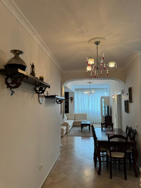 Shqiperi, jepet me qera apartament 1+1 , 90 m² 600 € (Komuna e Parisit)