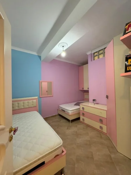 Shqiperi, jepet me qera apartament 1+1 , 90 m² 600 € (Komuna e Parisit)