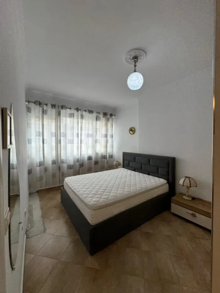 Shqiperi, jepet me qera apartament 1+1 , 90 m² 600 € (Komuna e Parisit)