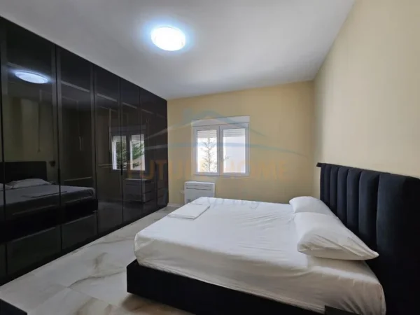 Tirane, jepet me qera apartament 2+1+2+Parkim Kati 1, 155 m² 100.000 Leke ( te reja) (Pallati i Brigadave)