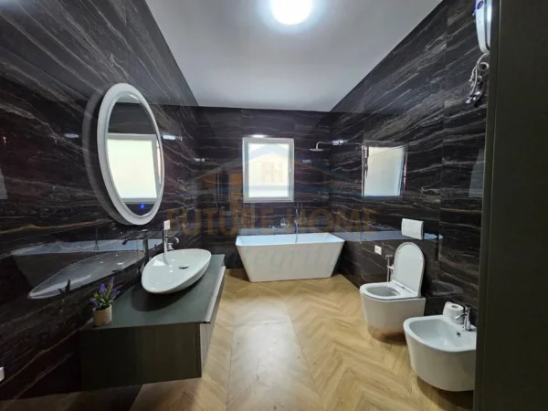 Tirane, jepet me qera apartament 2+1+2+Parkim Kati 1, 155 m² 100.000 Leke ( te reja) (Pallati i Brigadave)
