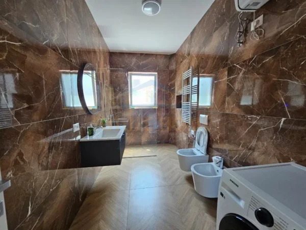 Tirane, jepet me qera apartament 2+1+2+Parkim Kati 1, 155 m² 100.000 Leke ( te reja) (Pallati i Brigadave)