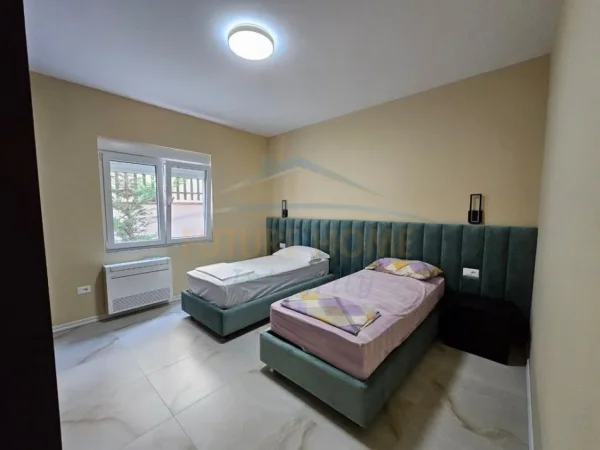 Tirane, jepet me qera apartament 2+1+2+Parkim Kati 1, 155 m² 100.000 Leke ( te reja) (Pallati i Brigadave)