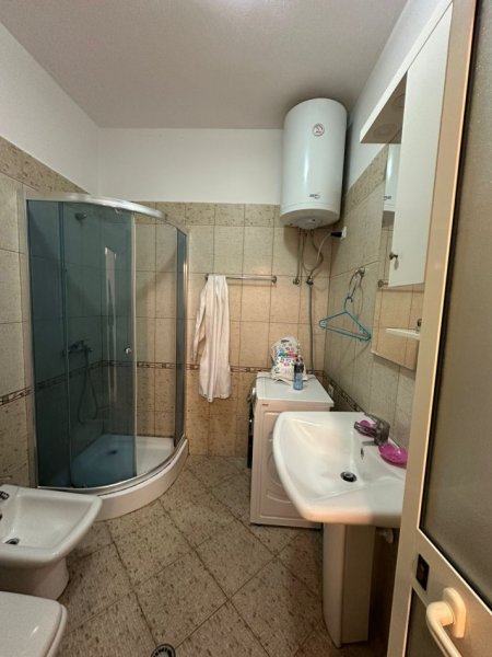 Tirane, jepet me qera apartament , 99 m² 650 € (Liqeni i Thate)