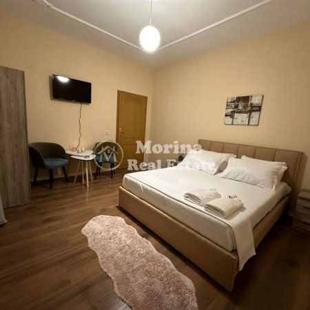 Tirane, jepet me qera apartament 3+1+Ballkon Kati 2, 169 m² 850 € (Fusha Aviacionit, Rruga Grigor Gjirokastriti,)