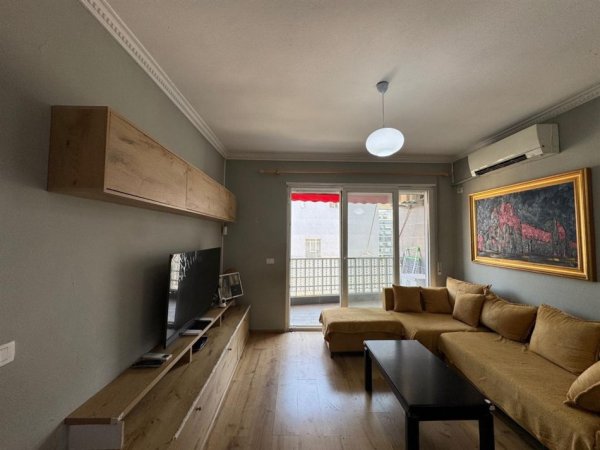 Tirane, jepet me qera apartament 2+1+Ballkon , 120 m² 1.000 € (Komuna e Parisit)