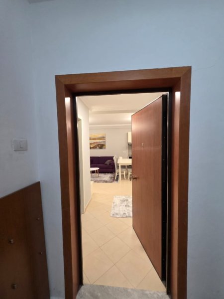 Tirane, jepet me qera apartament 2+1+Ballkon Kati 8, 100 m² 550 € 
