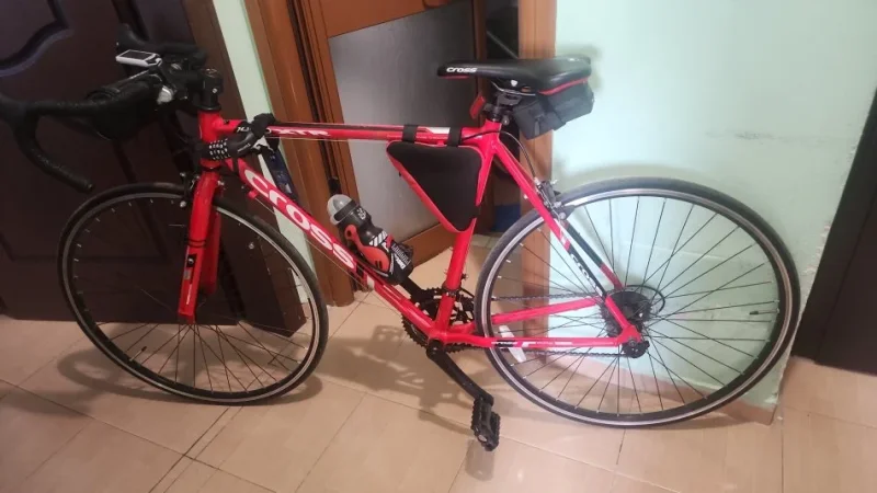 Tirane, shes biciklete Cross e kuqe 250 €