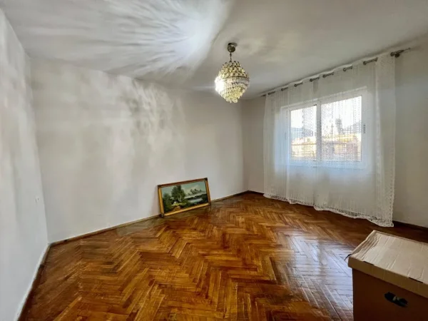 Tirane, jepet me qera apartament 3+1+Ballkon , 95 m² 700 € (Rruga Fortuzi)