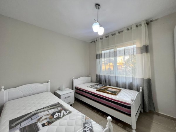 Tirane, jepet me qera apartament 3+1+Ballkon , 95 m² 700 € (Rruga Fortuzi)