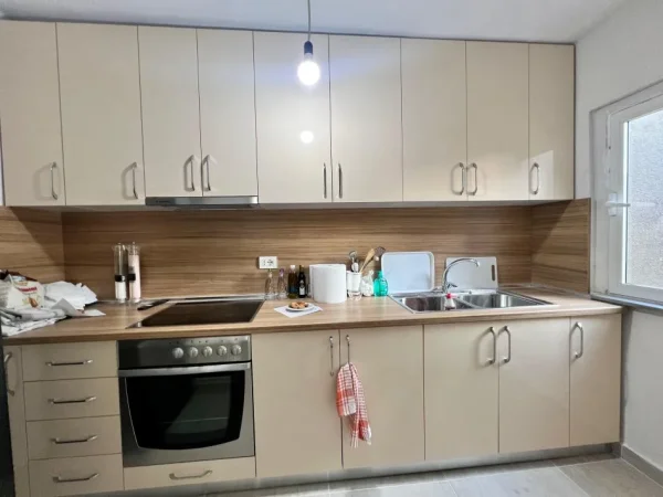 Tirane, jepet me qera apartament 3+1+Ballkon , 95 m² 700 € (Rruga Fortuzi)
