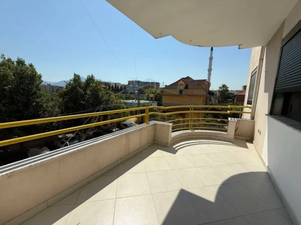 Tirane, jepet me qera apartament 2+1+Ballkon Kati 1, 98 m² 350 € (BULEVARDI BLU)  UNA55186