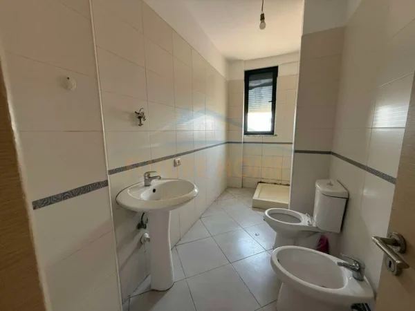 Tirane, jepet me qera apartament 2+1+Ballkon Kati 1, 98 m² 350 € (BULEVARDI BLU)  UNA55186